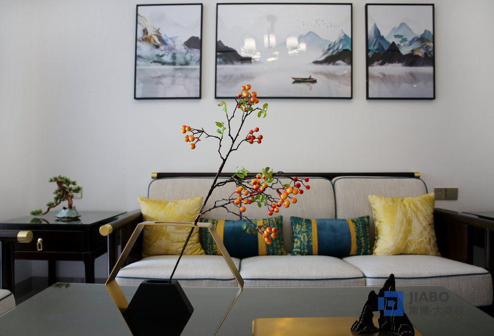 青龍灣三室兩廳新中式風(fēng)格裝修實(shí)景圖 沙發(fā)背景墻.jpg